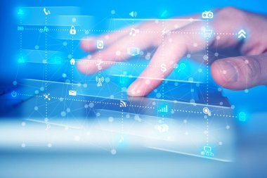 Yüksek teknoloji ortam simgeleriyle elele basılı klavye