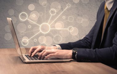 Dizüstü bilgisayarda yazan bilim işçisi