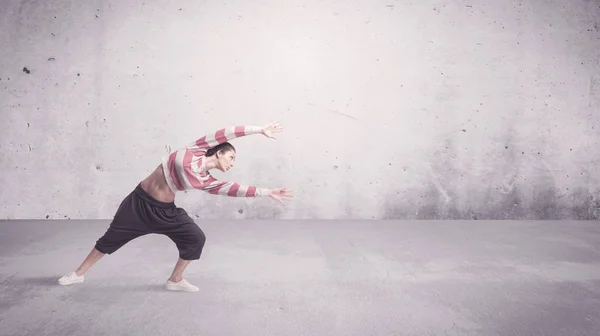 Söt urban dansare med tom bakgrund — Stockfoto