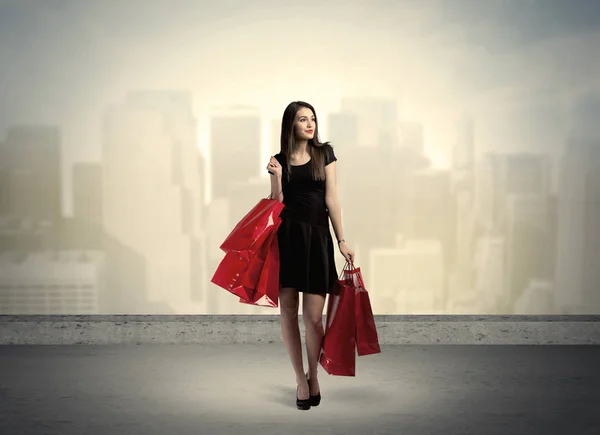 Mujer de la ciudad de pie con bolsas —  Fotos de Stock