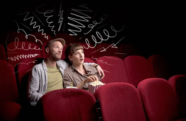 Nettes Paar im Kino beim Filmgucken — Stockfoto