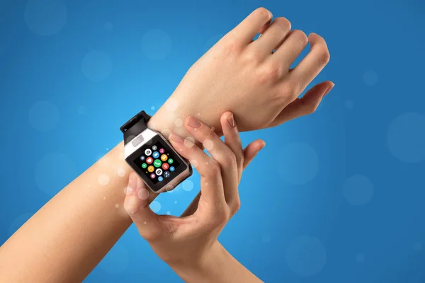 Frauenhand mit Smartwatch und App-Symbolen — Stockfoto
