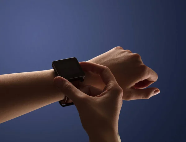 Gros plan main féminine avec balck smartwatch écran — Photo