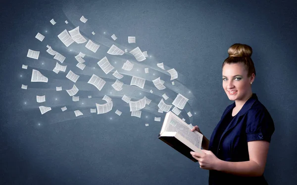 Giovane signora che tiene libro — Foto Stock