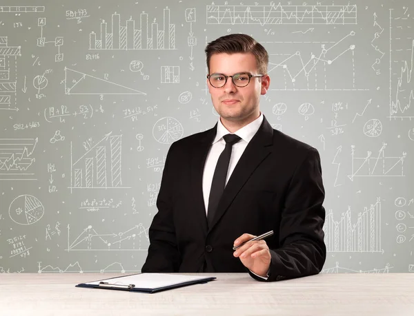 Zakenman zit aan een bureau — Stockfoto