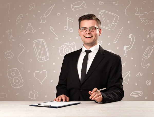 Zakenman zit aan een bureau — Stockfoto