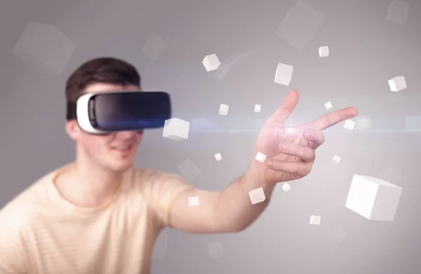 Uomo indossando occhiali realtà virtuale — Foto Stock