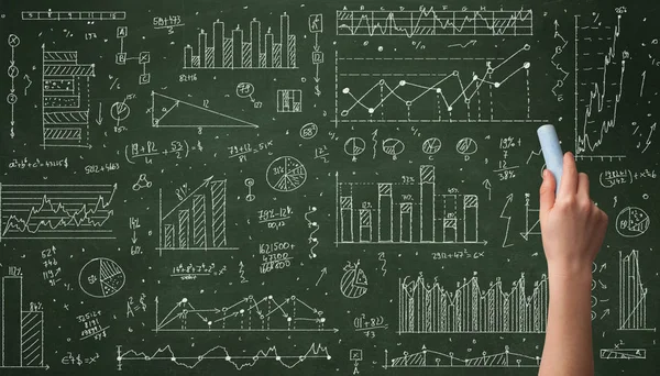 Egy üzletember, aki adatokat rajzol a táblára — Stock Fotó