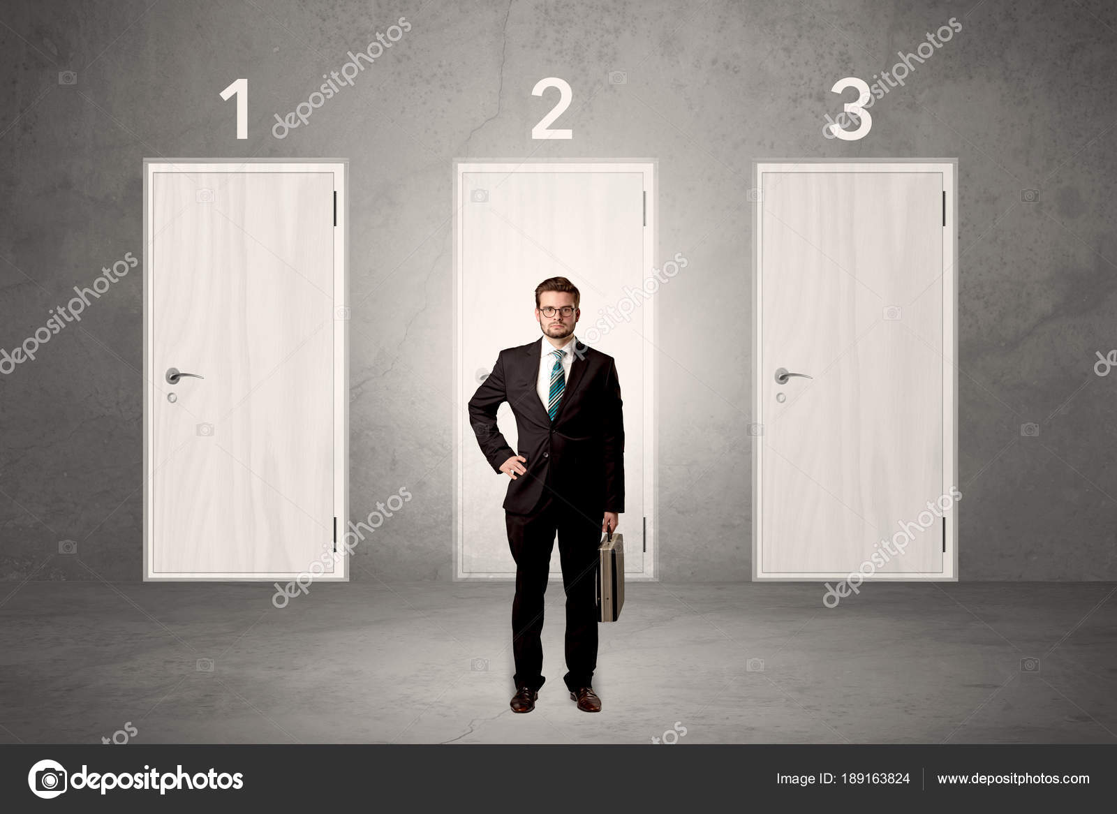 Выбор между двумя. Выбор двух вариантов. Человек перед выбором фото. Человек и три двери. Выбор между вариантами.