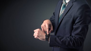 Smartwatch giyen takım elbiseli adam.