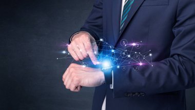 Smartwatch ağ kavramı ile.