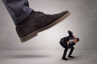 Küçük adam büyük bir güç tarafından ayaklar altına