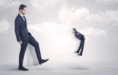 Büyük patron küçük çalışan tekme