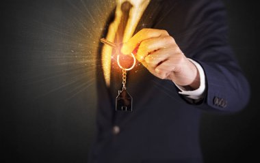 Takım elbiseli adam el tuşları