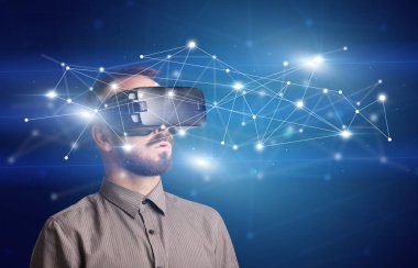 İşadamı ile sanal gerçeklik koruyucu gözlük