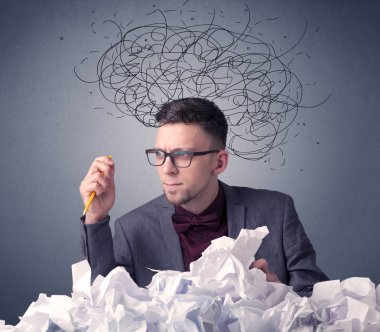 İşadamı buruşuk kağıt üzerinde