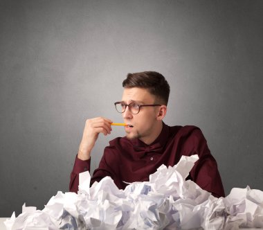 İşadamı buruşuk kağıt arkasında