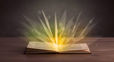 Kitap üzerinde sarı ışık 