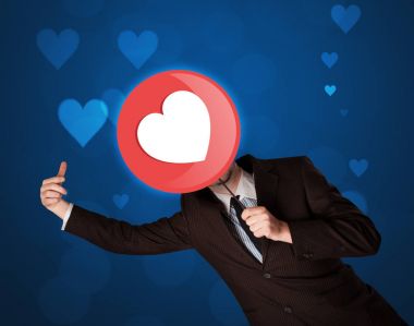 Kalp işareti tutan işadamı 