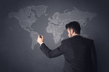 Dünya haritası olan iş adamı