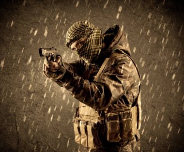 Tehlikeli ağır silahlı terörist asker grungy ra maske ile