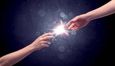 Elleri bir kıvılcım gibi parlıyor