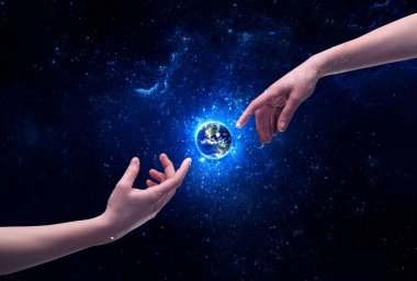 Eller uzayda Dünya 'ya dokunuyor