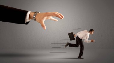 İş adamı büyük bir elden kaçıyor.