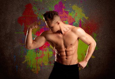 Renkli duvarı ve kilosu olan güçlü bir adam.