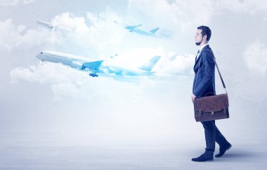 İş adamı bir yere uçak ile gidiyor