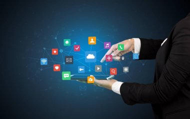 Tablet ve uygulama simgeleri yukarıda tutan el