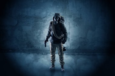 Tehlike adamın önünde bir ufalanan duvar