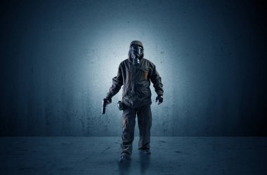 Ajan silah ile karanlık bir alanda