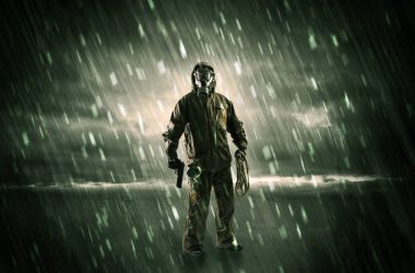 Terörist elinde silah ile bir odada