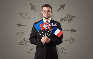 Neşeli çocuk bayrak ve yayla etrafında ayakta