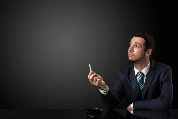 Affärsman anläggning cigarett. — Stockfoto