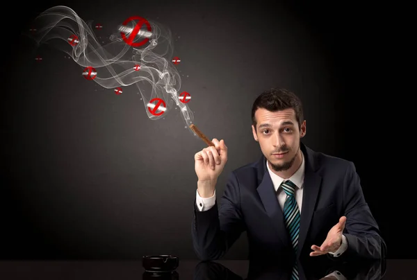 Geschäftsmann raucht Konzept — Stockfoto