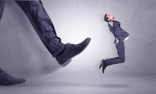 Patadas en los pies, hombre de negocios volando — Foto de Stock