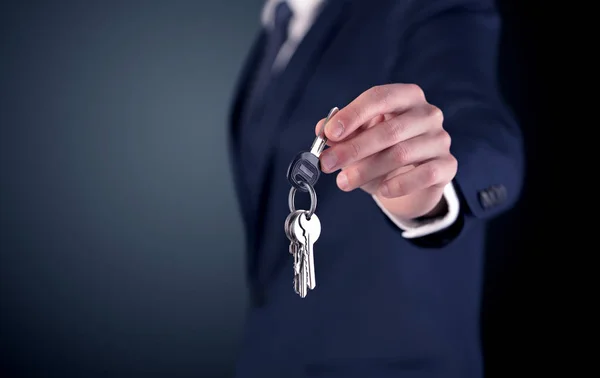 Jonge man hand sleutels — Stockfoto