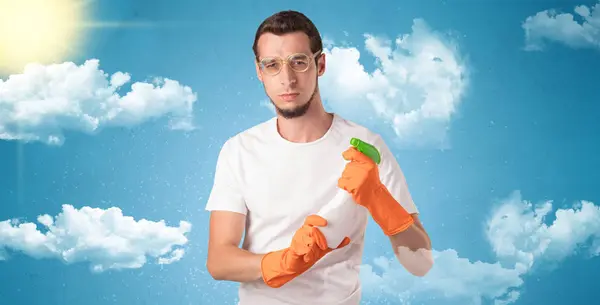 Sonniges Konzept mit Haushälterin und orangen Handschuhen — Stockfoto