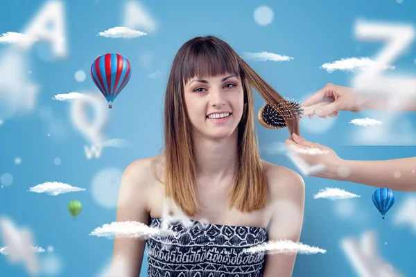 Jeune femme chez le coiffeur avec le thème de ballon d'air — Photo