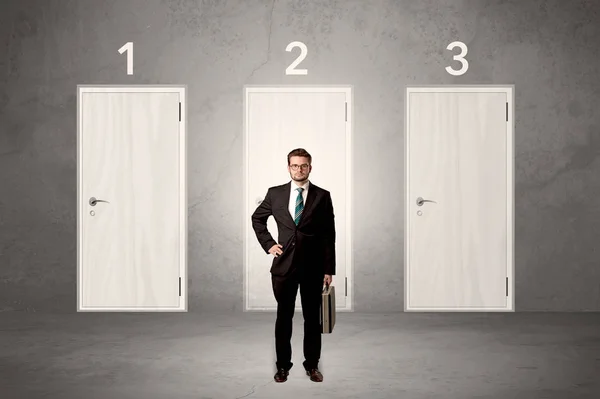 Biznesmen myślenia przed trzy drzwi — Zdjęcie stockowe