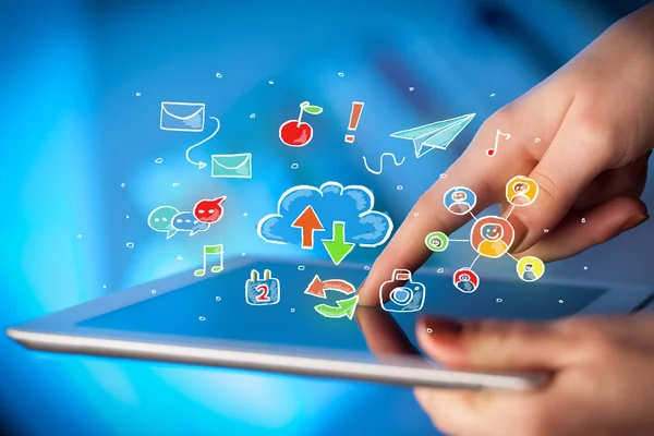 Tablet ile sosyal simgeler dokunmadan parmak