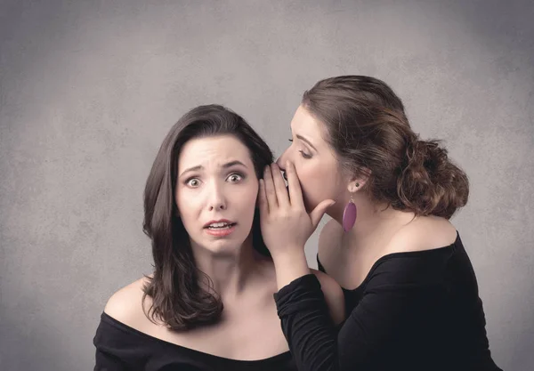 Chica diciendo cosas secretas a su novia — Foto de Stock