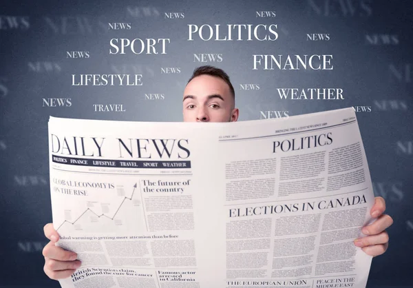 Empresário lendo jornal — Fotografia de Stock