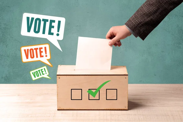 Wprowadzenie do głosowania wsunąć do urny — Zdjęcie stockowe