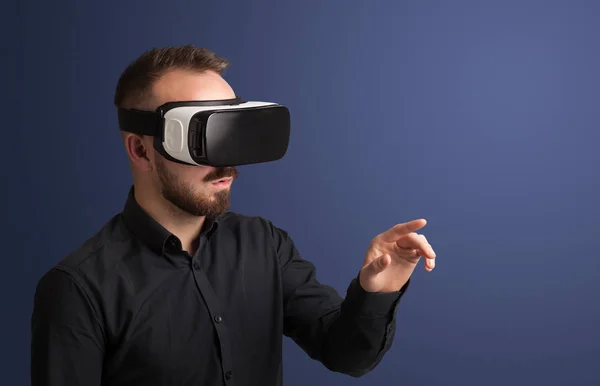 Hombre de negocios con gafas de realidad virtual —  Fotos de Stock