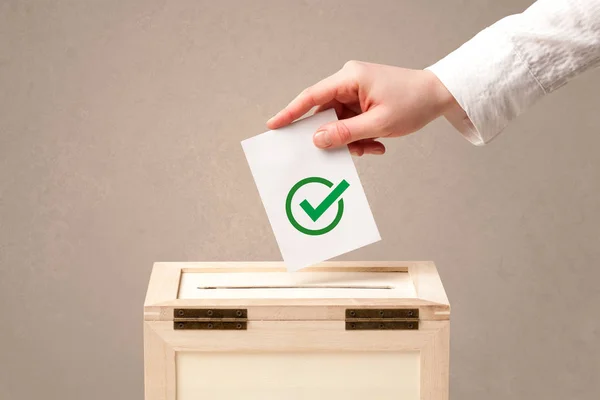 Primo piano della mano maschile che mette il voto nelle urne — Foto Stock