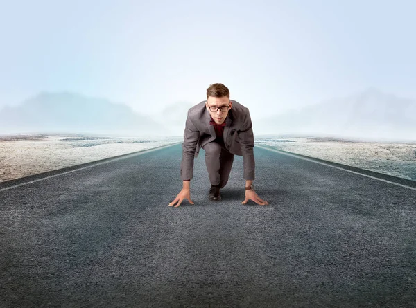 Businessman kneeling in ready position — Stock Photo, Image