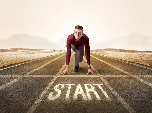 Businessman kneeling in ready position — Stock Photo, Image